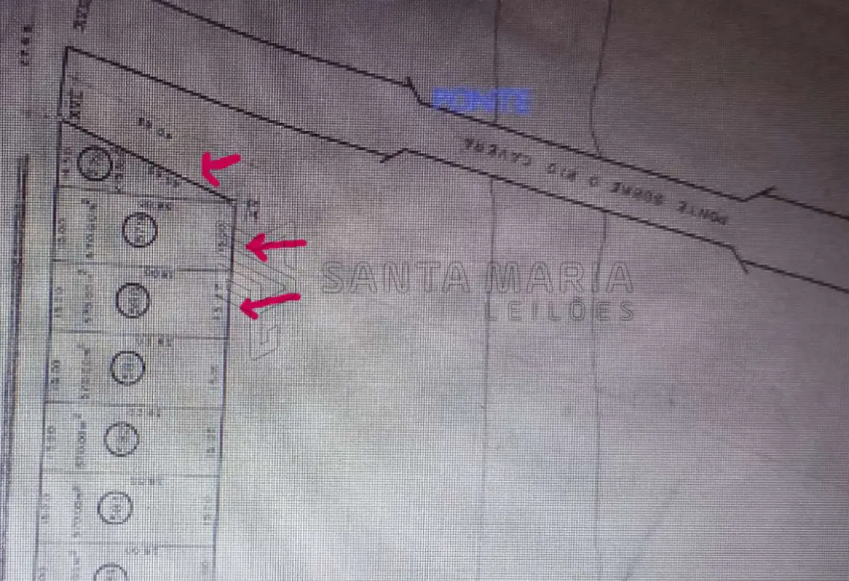 LOTE 003 - Terreno em Alegrete/RS com a área superficial de 570m², designado pelo número 580, da quadra número 42, da Avenida ‘’D’’, da área ‘’S1’’ do Loteamento denominado ‘’Novo Balneário Caverá’’, no quarteirão formado pelas ruas ‘’E1’’, Avenida ‘’D’’ e terras de Reci Paim Franco Antunes, com as seguintes medidas e confrontações:15m de frente à Oeste, com a Avenida ‘’D’’; 15m de fundos à Leste, com terras de Reci Paim Franco Antunes; 38m no lado direito, ao Norte, com o lote número 579; e, 38m no lado esquerdo, ao Sul, com o lote número 581. Matriculado sob n° 7.204 do CRI de Alegrete/RS.