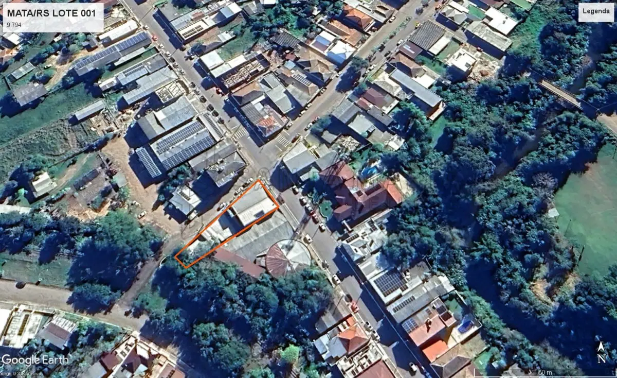 LOTE 001 - Terreno com área de 750m² no qual possui um imóvel residencial de 332,44m² e uma área comercial de 455,86m², totalizando uma área construída de 808,30m² situado na Rua do Comércio, n° 498, esquina com a Rua da Matriz na cidade de Mata/RS, cujo terreno confronta ao Norte, na extensão de 54,00 metros, com a rua da Matriz; ao Sul, na extensão de 53,92 metros; ao Leste, mede 20,00 metros, com a rua do Comércio; e ao Oeste, mede 7,80 metros, com o leito da estrada de ferro. Matriculado sob n° 9.794 do CRI de São Vicente do Sul/RS.