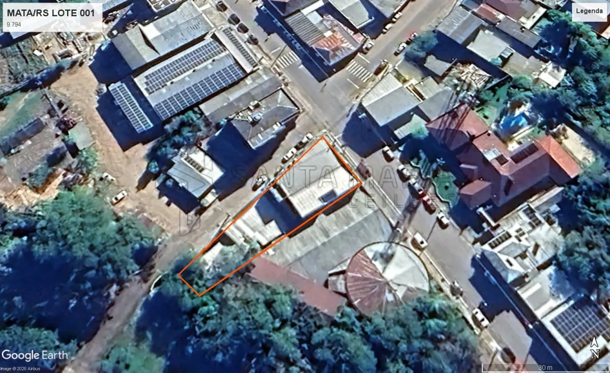 LOTE 001 - Terreno com área de 750m² no qual possui um imóvel residencial de 332,44m² e uma área comercial de 455,86m², totalizando uma área construída de 808,30m² situado na Rua do Comércio, n° 498, esquina com a Rua da Matriz na cidade de Mata/RS, cujo terreno confronta ao Norte, na extensão de 54,00 metros, com a rua da Matriz; ao Sul, na extensão de 53,92 metros; ao Leste, mede 20,00 metros, com a rua do Comércio; e ao Oeste, mede 7,80 metros, com o leito da estrada de ferro. Matriculado sob n° 9.794 do CRI de São Vicente do Sul/RS.