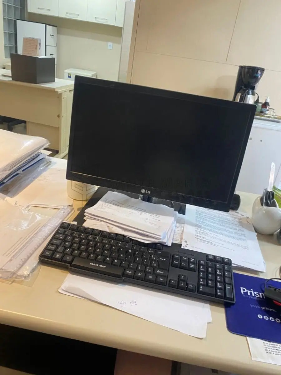 LOTE 002 - ESCRITÓRIOS / ELÉTRO-ELETRÔNICOS / E OUTROS: 1 (um) ventilador Mondial premium, 1 (um) ventilador Cadence Eros turbo, 2 (dois) aquecedores Mondial, 6 (seis) monitores, 1 (uma) geladeira branca, 1 (uma) impressora de nota fiscal, 1 (uma) impressora laser Ricoh toner 377 quebrada, 6 (seis) CPU/mouse/teclado/estabilizador, 1 (uma) máquina de cartão vero, 1 (um) telefone de mesa Intelbras, 1 (um) tel. sem fio Motorola br/verm, 1 (um) bebedouro simples, 2 (duas) geladeiras Pratice Consul 230l, 1 (um) micro-ondas LG iwave 80l, 1 (um) ventilador preto Britania, 1 (um) telef. de mesa, 1 (uma) calculadora, 1 (um) frigobar médio, 1 (uma) cafeteira, 1 (uma) impressora, 1 (uma) calculadora com nota, 1 (um) frigobar peq Consul, diversos materiais de escritório (tesoura/porta caneta/porta papel...), 1 (um) jogo de xícaras e pires.