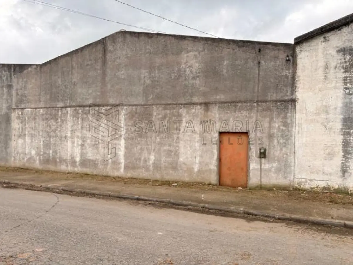 LOTE 001 - Um terreno com área aproximada de 730 m², com frentes para as ruas 15 de Novembro e 27 de Janeiro, em Jaguarão/RS, sobre o qual estão edificados dois pavilhões de alvenaria e uma construção de madeira utilizada como escritório, totalizando área construída aproximada de 550 m². Matricula n° 8.224 do CRI de Jaguarão/RS. Localização do bem: Rua 15 de Novembro nº 2048 em Jaguarão/RS.