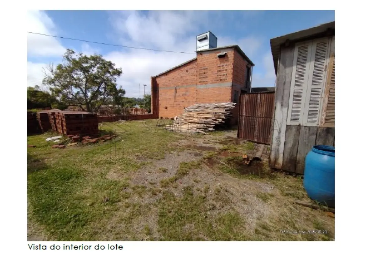 LOTE 002 - Terreno com a área de 330,00 m² na Rua Bugre Lopes em Santiago/RS, possuindo uma construção do tipo galpão industrial e parte de um depósito de resíduos, à 23m da esquina da rua Jose Chequim, no quarteirão formado pelas José Figueiredo Pinto, Bagre Lopes, José Chequim e Avenida Aparício Mariense. Matriculado sob n° 13.030 do CRI de Santiago/RS.