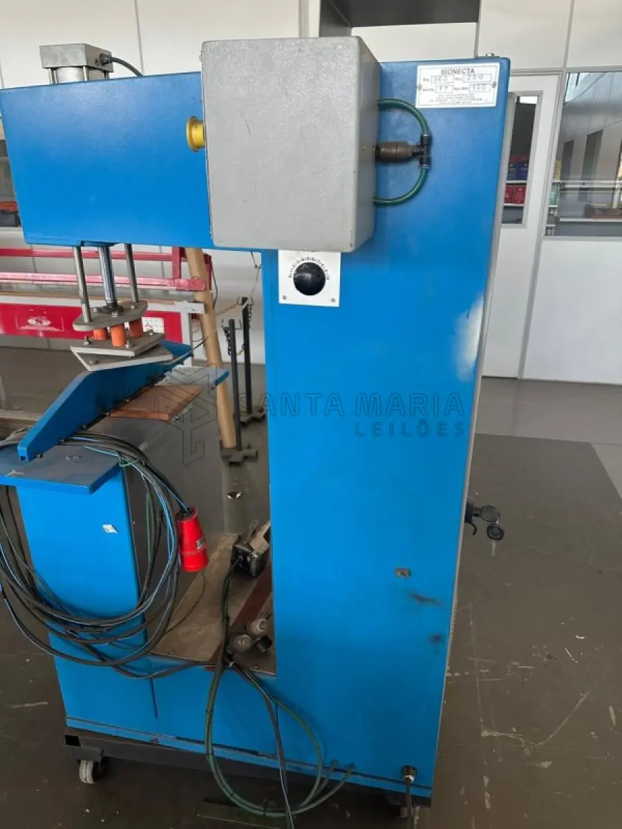 LOTE 001 - Uma máquina de solda banner, marca BIONECTA (maq. 360, PESO 250kg, Mod. Maf. 100, 220W), em bom estado de uso e funcionando, na cor azul.  Localização do bem: Avenida Telmo llha, 919, Sala 01, São José - Passo Fundo/RS. Fiel depositário: Cleiton da Silva Pinto.