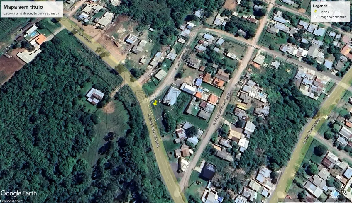 LOTE 001 - Um terreno com 332,77m² localizado no lugar denominado ‘’Cidade Carajás’’ em Santana do Livramento/RS, designado pelo Lote 15 da Quadra ‘’E’’ com as seguintes medidas e confrontações: 13m de frente para a Rua Henrique Donineli; sua divisa do lado direito, de quem olha o imóvel de frente tem duas linhas, uma com 13,94m e outra com 6,19m, e, lindam com a Estrada das Tropas; pelo lado esquerdo, mede 17m e linda com o Lote 16; tendo nos fundos, 26,15m de largura e linda com o Lote 14. Matriculado sob n°16.457 do CRI de Santana do Livramento/RS.