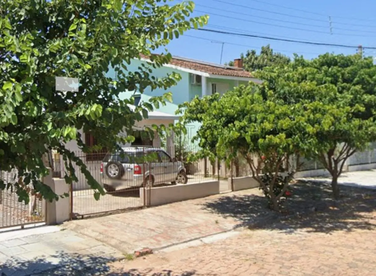 LOTE 004 - 1/9 (uma nona parte) da Fração ideal de 288,32m² do terreno urbano com a área superficial de 486,32m² e da casa de alvenaria com a área construída de 52,98m² localizada na Rua José Cândido Ferreira, 258 em São Sepé/RS, no quarteirão formado pelas ruas Coronel Veríssimo e Avenida 15 de Novembro. Matriculado sob n° 17.979 do CRI de São Sepé/RS.