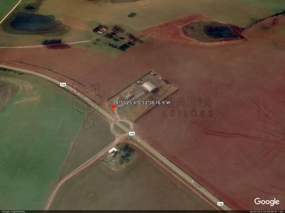 LOTE 003 - Um pavilhão de alvenaria, com telhas metálicas, de aprox. 600m², com 4 moegas para recebimento de grãos, um elevador e espaço para armazenagem, além de área para funcionários e, uma construção de alvenaria de aprox.15m² para coleta de amostra de cereais (benfeitorias não averbadas na matrícula, prédios de alvenaria com 2 apartamentos de 2 dormitórios, cozinha, salão, vestiário, além do escritório destinado ao atendimento da empresa, com aprox. 250,00m², divididos em um único pavimento, coberto com telhas metálicas; ao lado da mesma localiza-se uma balança rodoviária, de marca Saturno, de aprox. 70m²; O lote ainda apresenta uma sala com aprox. 6m² de alvenaria que abriga um transformador. Construídos numa fração de terras, de formato irregular, situada na localidade de Ivaí, no Município de Cruz Alta, com área de 20.000m², com as seguintes confrontações: ao Norte, com terras de Aniceto Moaquir Saldanha de Vargas; ao Sul, com terras de Aniceto Moaquir Saldanha de Vargas; ao Leste, com terras de Aniceto Moaquir Saldanha de Vargas; e, ao Oeste, com a rodovia BR-158. Matriculado sob n°38.209 do CRI de Cruz Alta/RS.