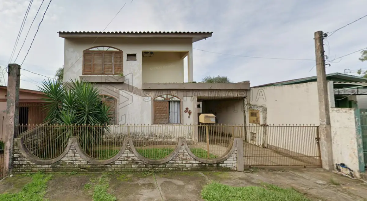 LOTE 001 - Uma casa de alvenaria com a área de 200,71m² localizada na Rua Bolívia, nº 34, Bairro Vera Cruz na cidade de Alegrete/RS composta por dois pavimentos, individualizada da seguinte maneira: no pavimento térreo, um abrigo, um living, um WC, uma cozinha, uma área de serviço, dois dormitórios, uma circulação e uma escada; no pavimento superior: dois dormitórios, sacada, dois WC.’s, uma sala TV, uma circulação e uma rouparia; nos fundos do terreno, contém um depósito; e, o respectivo terreno medindo 300m², sendo 10 metros de frente, por 30 metros de frente a fundos. Matriculado sob n°2.532 do CRI de Alegrete/RS.