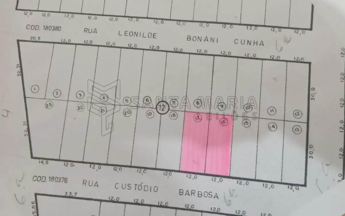 LOTE 001 - Um terreno com uma área total de 265,50m², no lugar denominado ‘’Jardim dos Plátanos’’ em Santana do Livramento/RS, localizado no Setor 18, Quadra 12, Lote 17 do Cadastro Imobiliário da cidade, Quadra L do mapa, com as seguintes medidas e confrontações: 8,85 metros de frente para a rua Leonilde Bonani Cunha, distando 25,00 metros da esquina da rua K do Loteamento; pelo lado direito de quem olha o imóvel de frente, mede 30,00 metros e linda com o Lote 16; pelo esquerdo mede 30,00 metros e linda com o Lote 18; nos fundos mede 8,85 metros e linda com o Lote 24.  Matriculado sob n°45.735 do CRI de Santana do Livramento/RS.