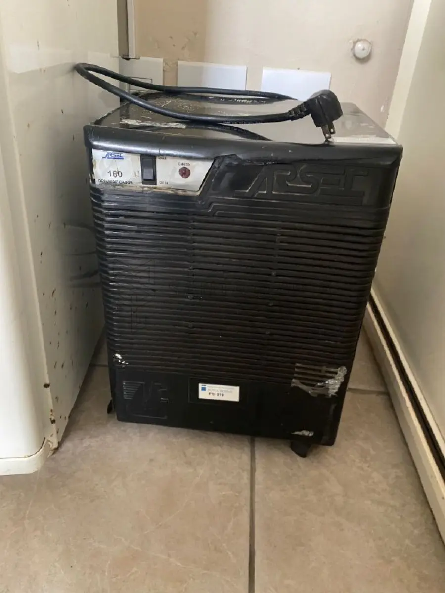 LOTE 003 - EQUIPAMENTOS DE LABORATÓRIO E MANIPULAÇÃO: 1 (uma) balança Gehaka serie BT, 1 (uma) balança Gehaka BK 3000, 1 (uma) chaleira elétrica com termômetro, 1 (um) medidor de ph/mv quimis, 1 (um) termômetro termo-higrômetro j.prolab, 1 (um) conj. cerâmico de manipulação marca Chiarotti, 1 (um) sistema de purificação de água osmose reversa os10cx Gehaka, 1 (um) aquecedor/fogão por indução 2 bocas Layr, 1 (um) conj. de medidores de volume líquidos plásticos marca Naigon, 1 9um) agitador mecânico Fistom, 1 (um) termômetro prata Incoterm, 1 (um) medidor de ponto de fusão Gehaka pf1000, 4 (quatro) capelas de manipulação, 2 (duas) balanças Gehaka bg400 em regular estado, 1 (uma) chapinha azul marca BBG, 1 (um) processador estático forma sp1100, 1 (uma) Multisecadora digital capsutec.