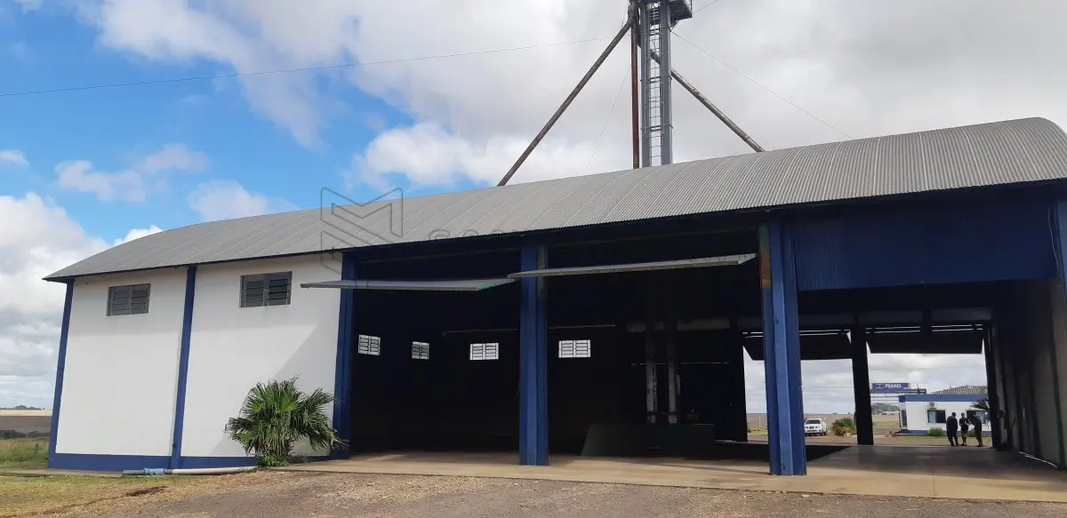 LOTE 003 - Um pavilhão de alvenaria, com telhas metálicas, de aprox. 600m², com 4 moegas para recebimento de grãos, um elevador e espaço para armazenagem, além de área para funcionários e, uma construção de alvenaria de aprox.15m² para coleta de amostra de cereais (benfeitorias não averbadas na matrícula, prédios de alvenaria com 2 apartamentos de 2 dormitórios, cozinha, salão, vestiário, além do escritório destinado ao atendimento da empresa, com aprox. 250,00m², divididos em um único pavimento, coberto com telhas metálicas; ao lado da mesma localiza-se uma balança rodoviária, de marca Saturno, de aprox. 70m²; O lote ainda apresenta uma sala com aprox. 6m² de alvenaria que abriga um transformador. Construídos numa fração de terras, de formato irregular, situada na localidade de Ivaí, no Município de Cruz Alta, com área de 20.000m², com as seguintes confrontações: ao Norte, com terras de Aniceto Moaquir Saldanha de Vargas; ao Sul, com terras de Aniceto Moaquir Saldanha de Vargas; ao Leste, com terras de Aniceto Moaquir Saldanha de Vargas; e, ao Oeste, com a rodovia BR-158. Matriculado sob n°38.209 do CRI de Cruz Alta/RS.