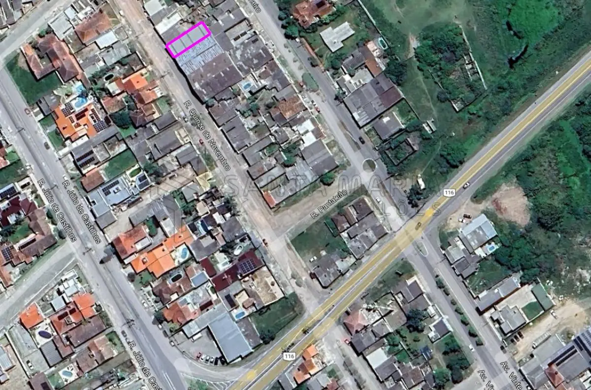LOTE 002 - Um pavilhão que ocupa a totalidade do terreno de 172,00 m² na Rua 15 de Novembro nº 2067 em Jaguarão/RS, com apenas 46,00 m² de área construída averbados na matrícula. Possui acabamento simples, em bom estado de conservação, sem forro, com cobertura de telhas metálicas sobre estrutura de aço e piso de concreto. Conta, ainda, com um mezanino de concreto armado que se estende da frente aos fundos do pavilhão. O terreno é plano, situado no nível da via pública, com 7,50 metros de frente para a Rua 15 de Novembro e aproximadamente 23,00 metros de extensão da frente aos fundos. Matricula n° 16.972 do CRI de Jaguarão/RS.