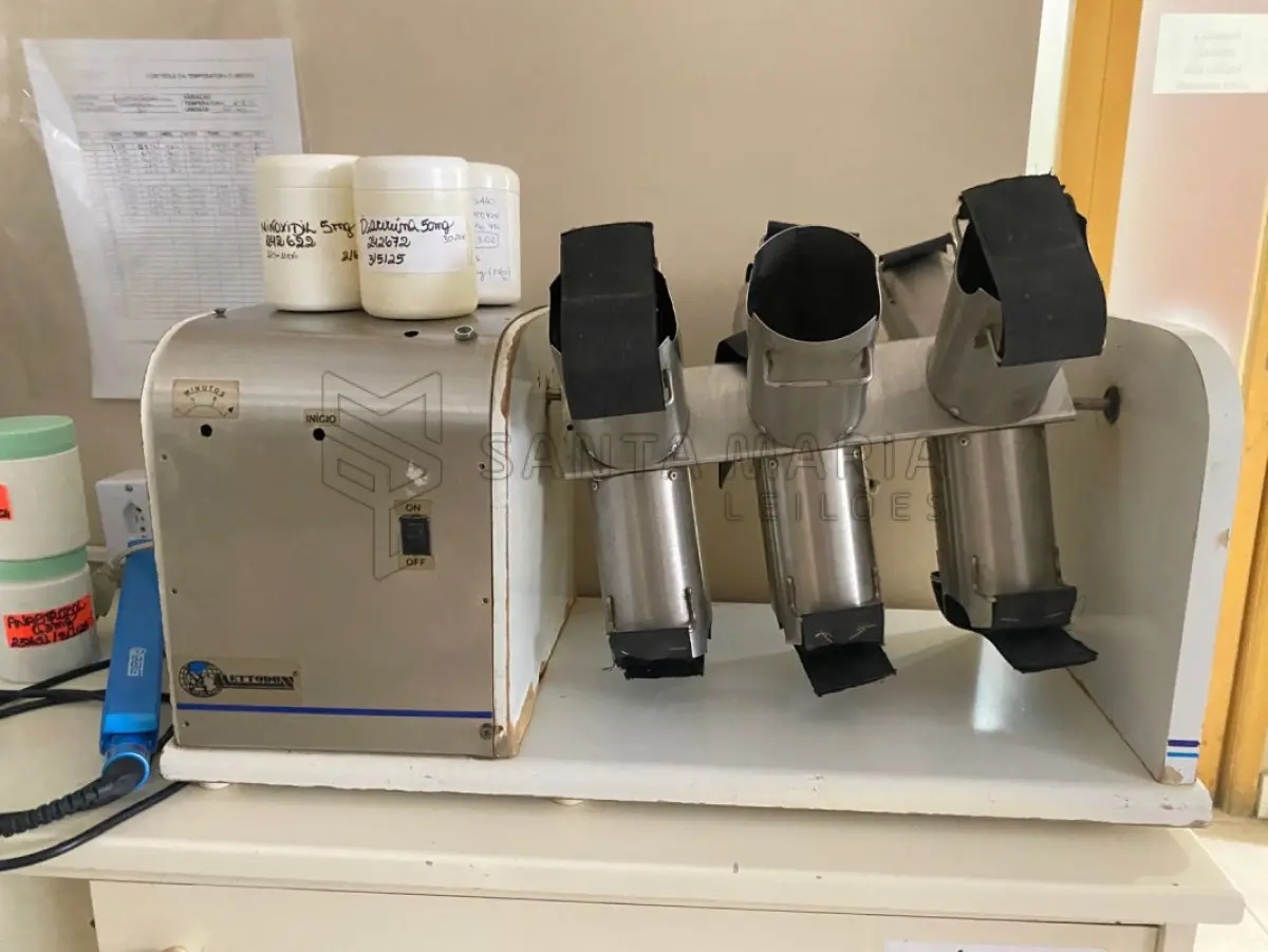 LOTE 003 - EQUIPAMENTOS DE LABORATÓRIO E MANIPULAÇÃO: 1 (uma) balança Gehaka serie BT, 1 (uma) balança Gehaka BK 3000, 1 (uma) chaleira elétrica com termômetro, 1 (um) medidor de ph/mv quimis, 1 (um) termômetro termo-higrômetro j.prolab, 1 (um) conj. cerâmico de manipulação marca Chiarotti, 1 (um) sistema de purificação de água osmose reversa os10cx Gehaka, 1 (um) aquecedor/fogão por indução 2 bocas Layr, 1 (um) conj. de medidores de volume líquidos plásticos marca Naigon, 1 9um) agitador mecânico Fistom, 1 (um) termômetro prata Incoterm, 1 (um) medidor de ponto de fusão Gehaka pf1000, 4 (quatro) capelas de manipulação, 2 (duas) balanças Gehaka bg400 em regular estado, 1 (uma) chapinha azul marca BBG, 1 (um) processador estático forma sp1100, 1 (uma) Multisecadora digital capsutec.