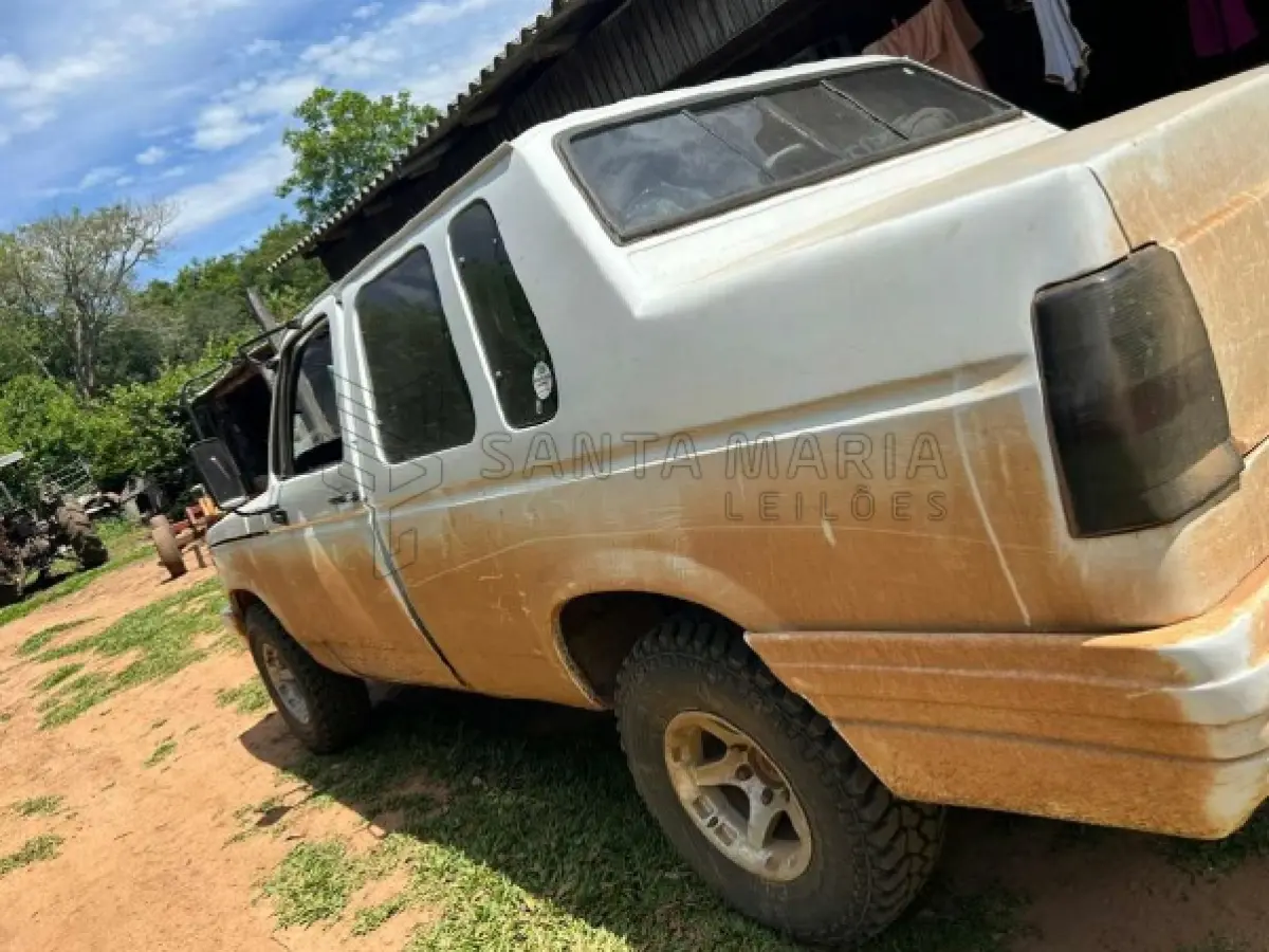 LOTE 001 - Caminhoneta GM/CHEVROLET D20 CUSTOM, ano/modelo 1987/1988, placas LZD3I89, RENAVAM 521341639, na cor branca e em funcionamento.