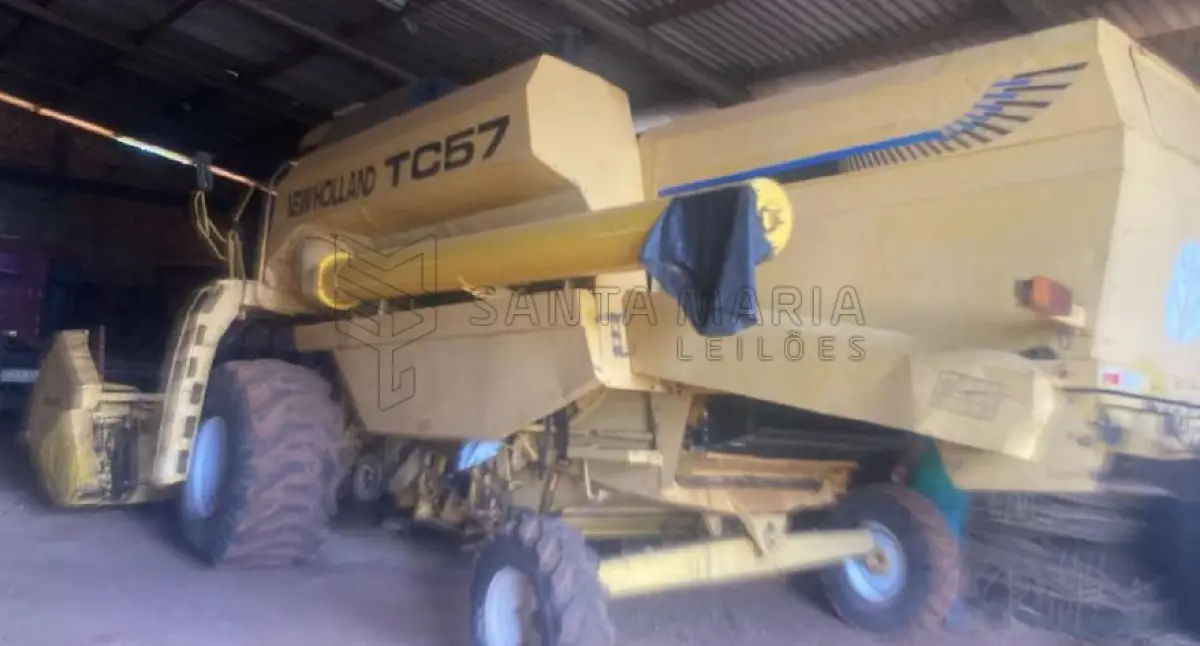 LOTE 002 - Colheitadeira New Holland TC57, ano 1999.