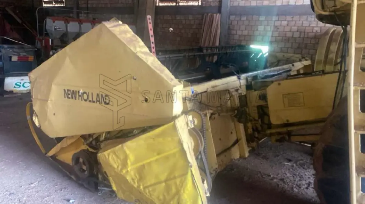 LOTE 002 - Colheitadeira New Holland TC57, ano 1999.