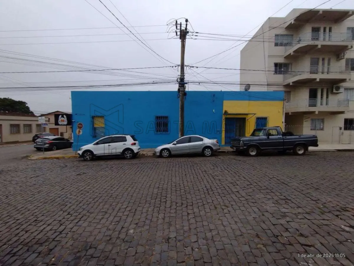 LOTE 001 - Um imóvel comercial, localizado no pavimento térreo, com acesso pela frente da Rua Bento Gonçalves esquina Rua General Canabarro, possuindo uma área construída real privativa e total de 306,73m², dividido em 3 salas comerciais e, o respectivo terreno com a área total de 316,48m² (18,40x17,20).  Matriculado sob n° 49.982 do CRI de Santiago/RS.