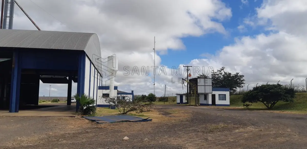 LOTE 003 - Um pavilhão de alvenaria, com telhas metálicas, de aprox. 600m², com 4 moegas para recebimento de grãos, um elevador e espaço para armazenagem, além de área para funcionários e, uma construção de alvenaria de aprox.15m² para coleta de amostra de cereais (benfeitorias não averbadas na matrícula, prédios de alvenaria com 2 apartamentos de 2 dormitórios, cozinha, salão, vestiário, além do escritório destinado ao atendimento da empresa, com aprox. 250,00m², divididos em um único pavimento, coberto com telhas metálicas; ao lado da mesma localiza-se uma balança rodoviária, de marca Saturno, de aprox. 70m²; O lote ainda apresenta uma sala com aprox. 6m² de alvenaria que abriga um transformador. Construídos numa fração de terras, de formato irregular, situada na localidade de Ivaí, no Município de Cruz Alta, com área de 20.000m², com as seguintes confrontações: ao Norte, com terras de Aniceto Moaquir Saldanha de Vargas; ao Sul, com terras de Aniceto Moaquir Saldanha de Vargas; ao Leste, com terras de Aniceto Moaquir Saldanha de Vargas; e, ao Oeste, com a rodovia BR-158. Matriculado sob n°38.209 do CRI de Cruz Alta/RS.