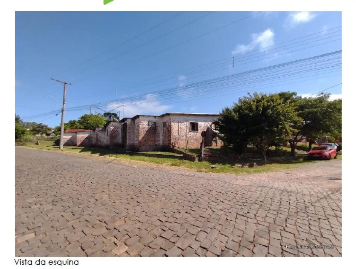 LOTE 003 - Terreno de esquina com a área total de 517,50m² na Rua Bugre Lopes esquina José Chequim em Santiago/RS, possuindo uma construção do tipo galpão industrial, que ocupa praticamente toda a área superficial do lote, com frente de 12,00m para a rua Bugre Lopes; frente de 30,00m para rua José Chequim, no quarteirão formado pelas ruas Bugre Lopes, José Chequim, Avenida Aparício Mariense e Rua José de Figueredo Pinto. Matriculado sob n° 17.063 do CRI de Santiago/RS.