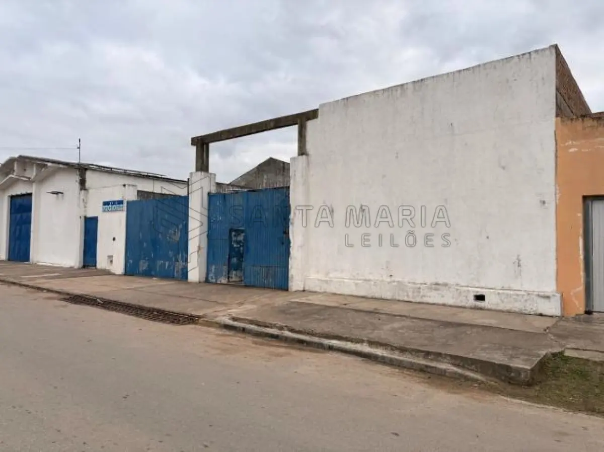 LOTE 001 - Um terreno com área aproximada de 730 m², com frentes para as ruas 15 de Novembro e 27 de Janeiro, em Jaguarão/RS, sobre o qual estão edificados dois pavilhões de alvenaria e uma construção de madeira utilizada como escritório, totalizando área construída aproximada de 550 m². Matricula n° 8.224 do CRI de Jaguarão/RS. Localização do bem: Rua 15 de Novembro nº 2048 em Jaguarão/RS.
