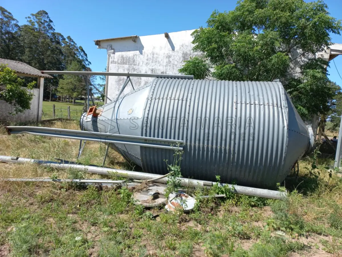 LOTE 001 - 1 silo metálico para ração, capacidade 9 toneladas. Localização do bem: Fazenda Fundação Bradesco. BR-158 - Rosário do Sul, RS, 97590-000 Depositário: Cleber Lima Schneider.