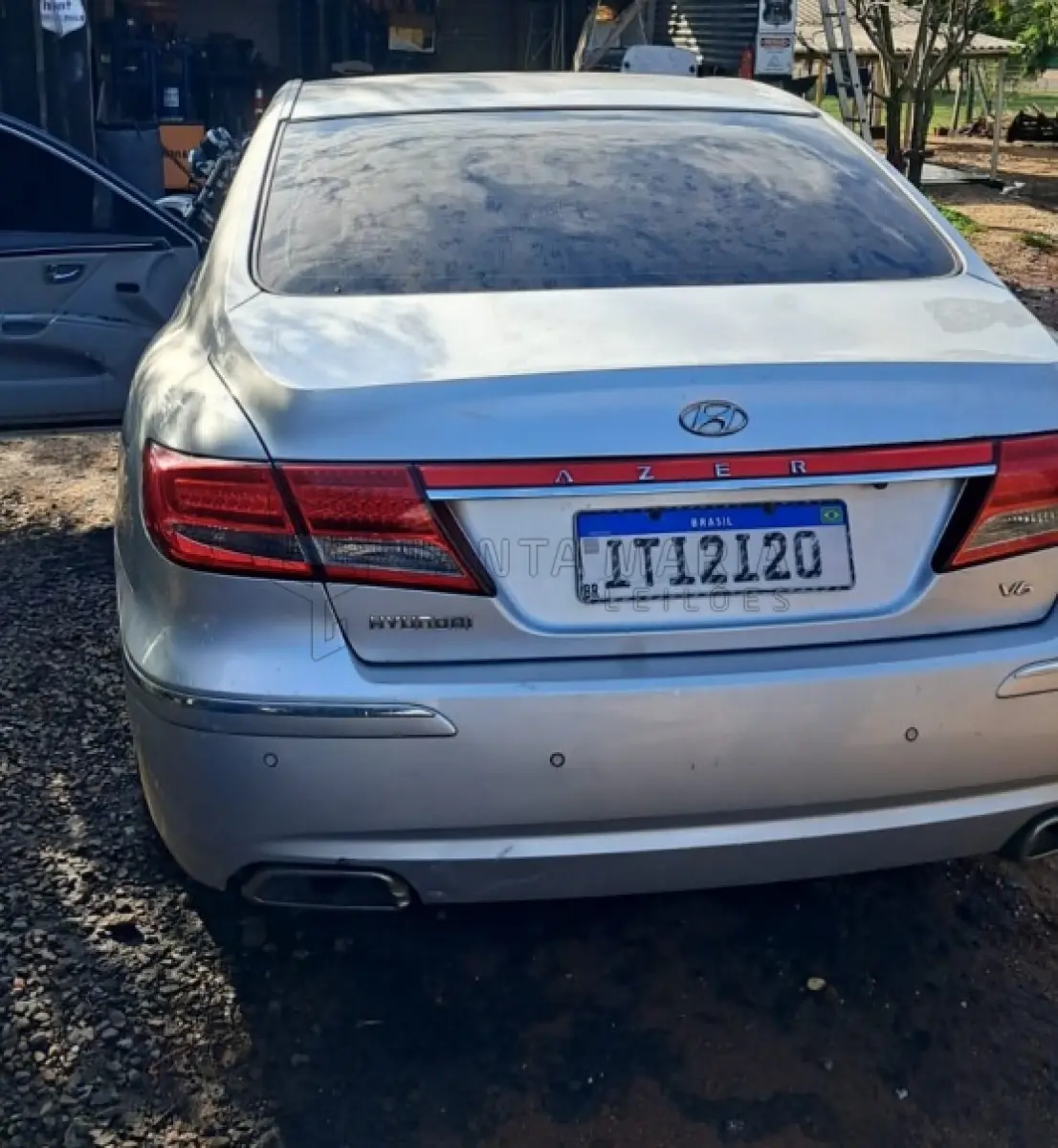LOTE 001 - Veículo I/HYUNDAI AZERA 3.3 V6, ano/modelo 2010/2011, placas ITI2I20, RENAVAM 340953330, na cor prata.
