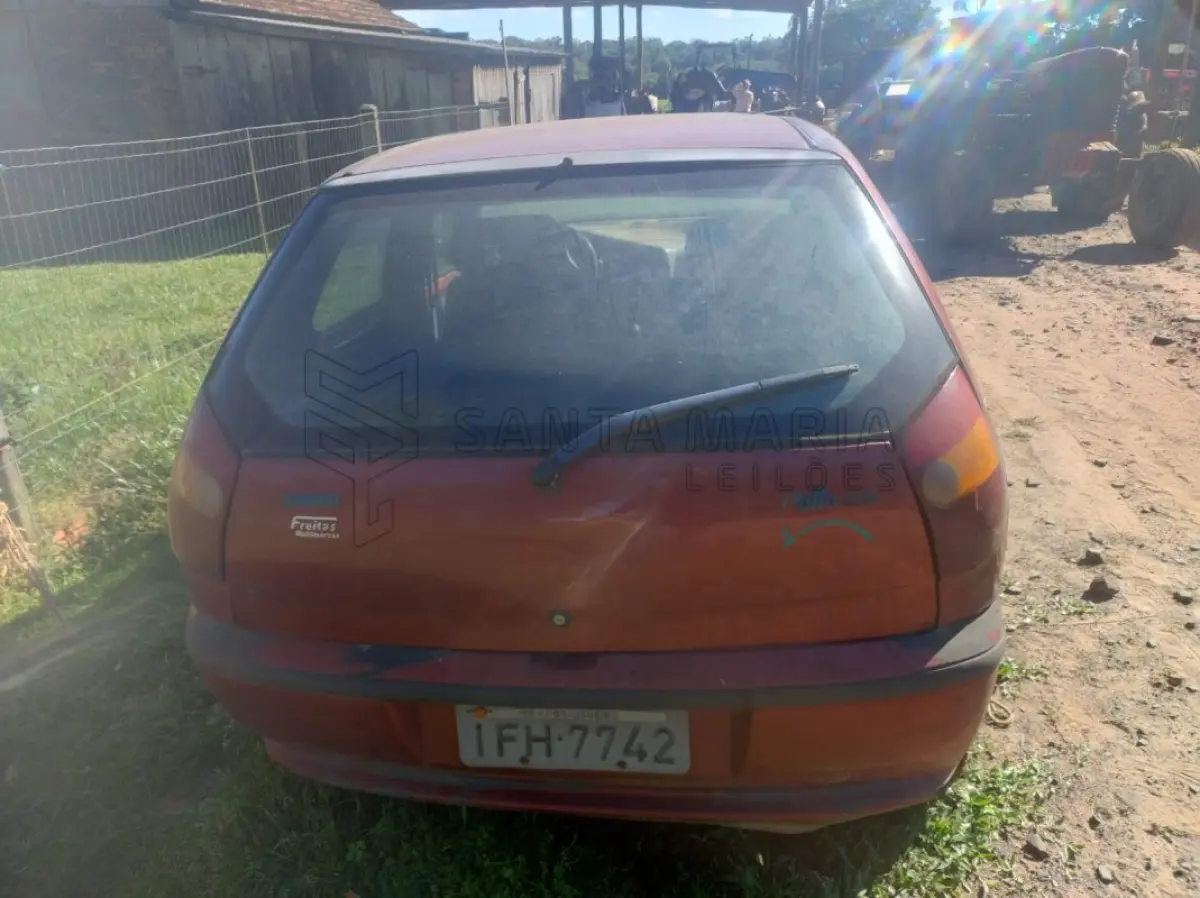 LOTE 001 - Veículo FIAT/PALIO EDX, ano/modelo 1996/1996, placas IFH7742, RENAVAM 659894483, na cor vermelha, com diversas partes da lataria apodrecidas, aparentando estar sem rodar há muito tempo. Localização do bem: Deposito da Exequente em Itaara/RS.