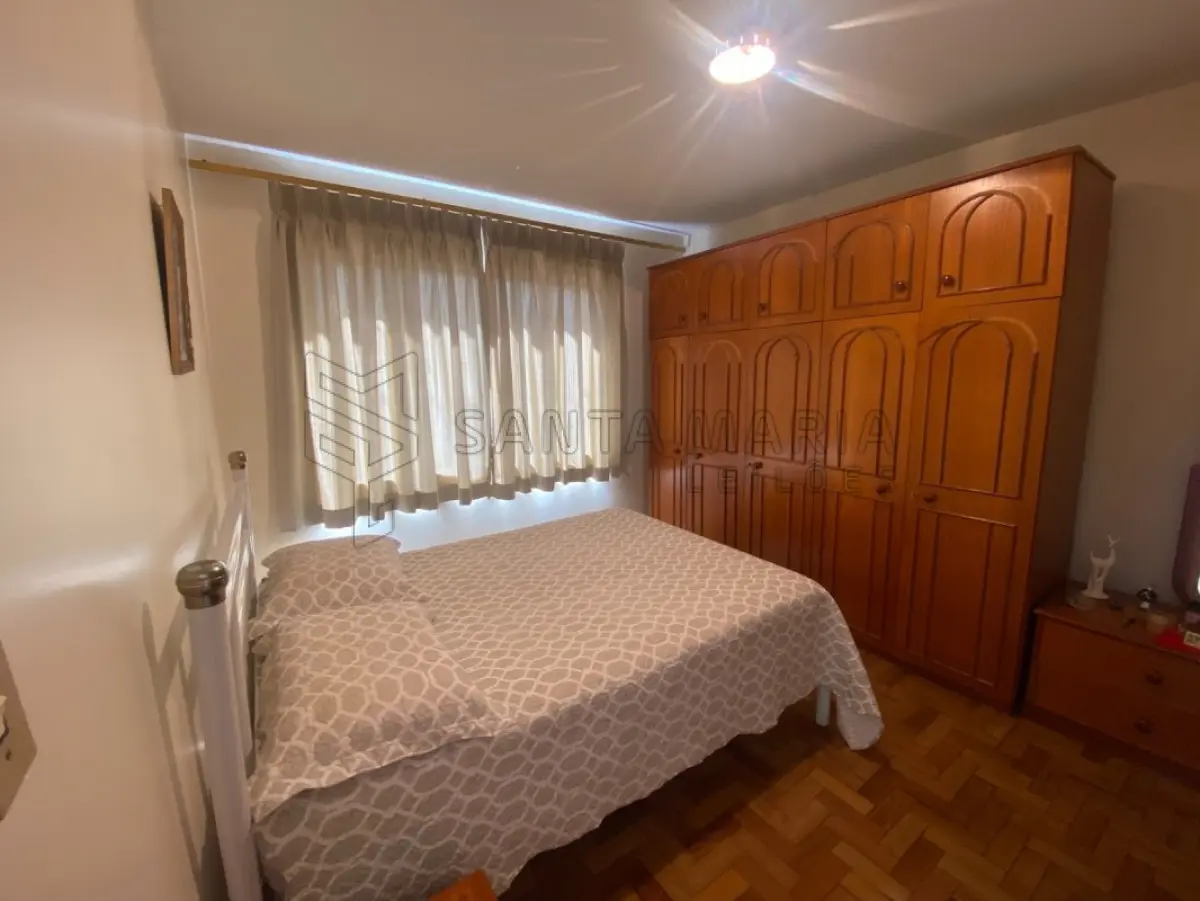 LOTE 001 - Fração de 14,28571429% pertence a Vitor Angelo Minuzzi e Jeane Drews Minuzzi do imóvel localizado na Rua Tito Beccon, 212, bairro Vila Nova em Santiago/RS com a área construída averbada de 279,94m² e o respectivo terreno com 1.187,80m², no quarteirão formado pelas ruas Tito Beccon, Ciro Melo, Rogerio Francisco da Rosa e José Caetano de Melo. Matriculado sob n° 48.236 do CRI de Santiago/RS. Coproprietário: Vera Mariza Kubica Minuzzi; Marlene Campos Minuzzi; Angela Maria Minuzzi; Jane Clea Minuzzi; Claudete Minuzzi Dorneles; Vivian Kubica Minuzzi do Prado; Eduardo Kubica Minuzzi.