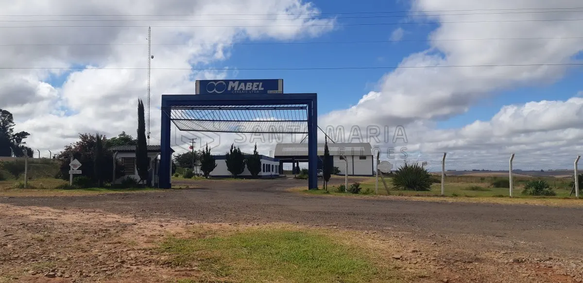 LOTE 003 - Um pavilhão de alvenaria, com telhas metálicas, de aprox. 600m², com 4 moegas para recebimento de grãos, um elevador e espaço para armazenagem, além de área para funcionários e, uma construção de alvenaria de aprox.15m² para coleta de amostra de cereais (benfeitorias não averbadas na matrícula, prédios de alvenaria com 2 apartamentos de 2 dormitórios, cozinha, salão, vestiário, além do escritório destinado ao atendimento da empresa, com aprox. 250,00m², divididos em um único pavimento, coberto com telhas metálicas; ao lado da mesma localiza-se uma balança rodoviária, de marca Saturno, de aprox. 70m²; O lote ainda apresenta uma sala com aprox. 6m² de alvenaria que abriga um transformador. Construídos numa fração de terras, de formato irregular, situada na localidade de Ivaí, no Município de Cruz Alta, com área de 20.000m², com as seguintes confrontações: ao Norte, com terras de Aniceto Moaquir Saldanha de Vargas; ao Sul, com terras de Aniceto Moaquir Saldanha de Vargas; ao Leste, com terras de Aniceto Moaquir Saldanha de Vargas; e, ao Oeste, com a rodovia BR-158. Matriculado sob n°38.209 do CRI de Cruz Alta/RS.