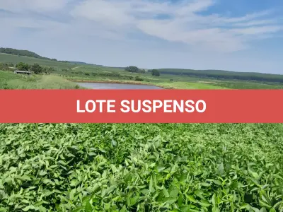 LOTE 001 - Uma fração de campo com a área total de 15,5625ha, situada na localidade de Chapadão, Carneirinho no município de Unistalda/RS. Matriculado sob n° 49.482 do CRI de Santiago/RS. Conforme a avaliação, a propriedade fica 2,5 Km da BR 287, Distrito Carneirinho (entra na casa velha, estrada de chão, à esquerda, sentido Santiago/São Borja). Terras de plantações, nos 15,5625 ha fica a casa de moradia da propriedade (casa de material, sem reboco, com seis peças), uma barragem recém construída 120x100m e uma lavoura de soja.