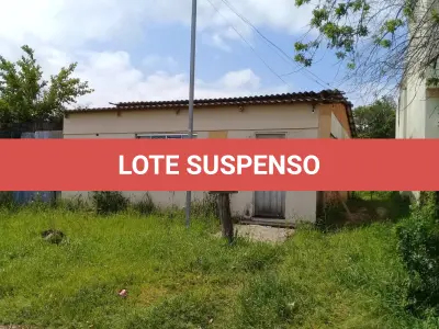 LOTE 001 - Casa de alvenaria localizada na Rua Equador n° 434 em Alegrete/RS, constituída de dois quartos, um banheiro, sala, copa, cozinha, e uma edícula nos fundos do terreno. Terreno esse, designado pelo n°17 da quadra 25, do Bairro Vera Cruz, medindo 10m de frente por 30m de frente a fundos, confrontando: ao Norte, com o lote 18; ao Sul, com a Rua Equador; a Leste, com o lote 15; e, a Oeste, com o lote 19. Matriculado sob n°9.393 do CRI de Alegrete/RS.
