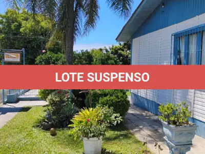 LOTE 001 - Casa na Rua Antonio de Freitas Valle, n° 886 em Alegrete/RS constituída de 2 quartos, 1 banheiro, 2 salas, cozinha e, nos fundos do terreno existe uma edificação de alvenaria composta de garagem com churrasqueira, 1 quarto e 1 banheiro, construída sobre o terreno designado n°3 da quadra BB do Bairro Progresso. E, o terreno onde no fundo existem duas peças de alvenaria com lareira designado n°4 da quadra BB do Bairro Progresso. Matrículas n° 3.868 e n° 19.566 do CRI de Alegrete/RS.