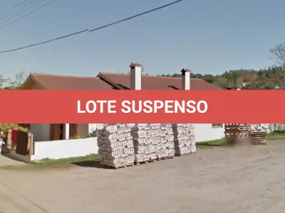 LOTE 001 - Uma casa de alvenaria medindo 220,87m² na rua Capitão Nicolau Schimidt n°107 na cidade de Mata/RS e, o respectivo terreno com a área superficial de 700m², confrontando-se ao Norte, em uma extensão de 35m; ao Sul, na mesma extensão de 35m; ao Oeste, 20m; e, ao Leste, onde faz frente, 20m. Matriculado sob n°9.182 do CRI de São Vicente do Sul/RS.