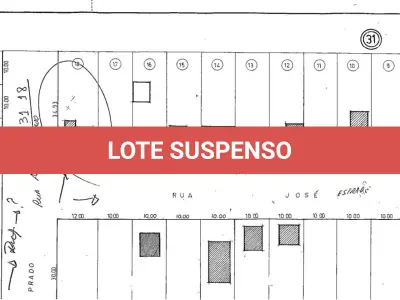 LOTE 002 - Um terreno com 417,18m², localizado na Rua José Estrade, n°38 em Santana do Livramento/RS, designado pelo Lote 83 da quadra ‘’D’’ no lugar denominado ‘’Parque Residencial Xangrilá’’, medindo 12,00m de frente por 34,70m de frente a fundos; pelo lado direito, de quem da mencionada rua olha-o de frente, e limita-se com o Lote 82; pelo lado esquerdo, mede 34,83m de frente a fundos e limita-se com a rua B, com a qual faz esquina; tendo na face dos fundos, a mesma largura da frente e, confronta-se com o Frigorifico Swift Armour S.A. Matriculado sob n° 21.240 do CRI de Santana do Livramento/RS.