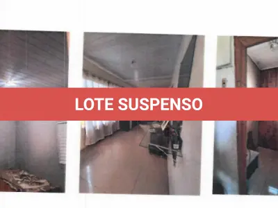 LOTE 001 - Casa de alvenaria localizada na Rua Equador n° 434 em Alegrete/RS, constituída de dois quartos, um banheiro, sala, copa, cozinha, e uma edícula nos fundos do terreno. Terreno esse, designado pelo n°17 da quadra 25, do Bairro Vera Cruz, medindo 10m de frente por 30m de frente a fundos, confrontando: ao Norte, com o lote 18; ao Sul, com a Rua Equador; a Leste, com o lote 15; e, a Oeste, com o lote 19. Matriculado sob n°9.393 do CRI de Alegrete/RS.