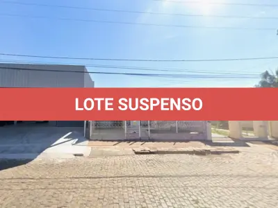 LOTE 001 - Uma casa de alvenaria com a área averbada de 136,59m² localizada na Rua Tito Beccon, n° 2274 em Santiago/RS, possuindo 3 quartos, 1 banheiro, 2 salas, cozinha e área de serviço e, o respetivo terreno com 400m², medindo 10m de frente por 40m de frente a fundos. Matriculado sob nº 588 do CRI de Santiago/RS.