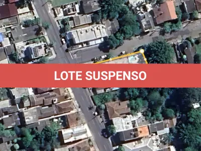 LOTE 003 - Direitos e ações de uma casa de alvenaria, com a área construída averbada de 173,79m² e do terreno com a área de 562,65m² na Rua Antero Corrêa de Barros, n° 136 em Santa Maria/RS, com as seguintes medidas e confrontações: a Oeste, mede 12,10m e faz frente à Rua Antero Corrêa de Barros; nos fundos, a Leste, mede 12,10m e confronta com uma sanga ali existente; e, ao Sul, mede 49,50m de extensão da frente ao fundo. Matriculado sob n° 55.267 do CRI de Santa Maria/RS.