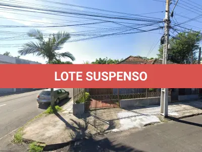 LOTE 003 - Direitos e ações de uma casa de alvenaria, com a área construída averbada de 173,79m² e do terreno com a área de 562,65m² na Rua Antero Corrêa de Barros, n° 136 em Santa Maria/RS, com as seguintes medidas e confrontações: a Oeste, mede 12,10m e faz frente à Rua Antero Corrêa de Barros; nos fundos, a Leste, mede 12,10m e confronta com uma sanga ali existente; e, ao Sul, mede 49,50m de extensão da frente ao fundo. Matriculado sob n° 55.267 do CRI de Santa Maria/RS.