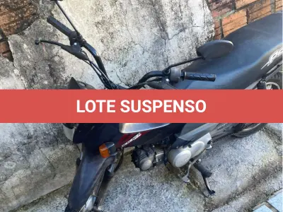 LOTE 001 - Motocicleta HONDA/POP100, ano/modelo 2012/2012, placa ITM6548, RENAVAM 484341391, na cor roxa.