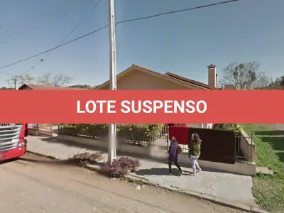 LOTE 001 - Uma casa de alvenaria medindo 220,87m² na rua Capitão Nicolau Schimidt n°107 na cidade de Mata/RS e, o respectivo terreno com a área superficial de 700m², confrontando-se ao Norte, em uma extensão de 35m; ao Sul, na mesma extensão de 35m; ao Oeste, 20m; e, ao Leste, onde faz frente, 20m. Matriculado sob n°9.182 do CRI de São Vicente do Sul/RS.