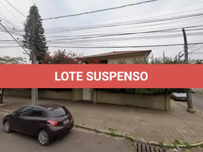 LOTE 002 - Casa de alvenaria de dois pavimentos com 288m² de área construída, localizada na rua Júlio de Castilhos, n°3.413 em Uruguaiana/RS, com diversos compartimentos e benfeitorias e, o respectivo terreno com 720m², constituído dos lotes 34 e 35 da quadra 107, medindo 24m de frente a Sul, sobre o alinhamento da rua Júlio de Castilhos, por 30m de extensão da frente aos fundos, confrontando: ao Norte, com partes do lote 33; ao Oeste, com lote 36; e, ao Leste, com a travessa Santa Maria. Matriculado sob n°22.868 do CRI de Uruguaiana/RS.