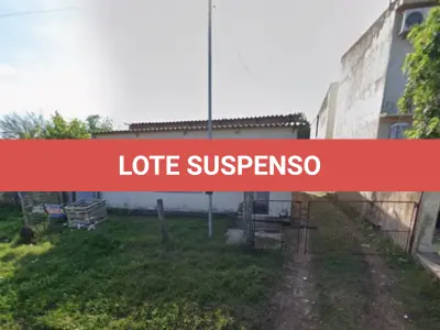 LOTE 001 - Casa de alvenaria localizada na Rua Equador n° 434 em Alegrete/RS, constituída de dois quartos, um banheiro, sala, copa, cozinha, e uma edícula nos fundos do terreno. Terreno esse, designado pelo n°17 da quadra 25, do Bairro Vera Cruz, medindo 10m de frente por 30m de frente a fundos, confrontando: ao Norte, com o lote 18; ao Sul, com a Rua Equador; a Leste, com o lote 15; e, a Oeste, com o lote 19. Matriculado sob n°9.393 do CRI de Alegrete/RS.