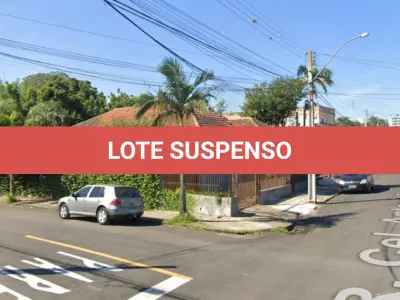 LOTE 003 - Direitos e ações de uma casa de alvenaria, com a área construída averbada de 173,79m² e do terreno com a área de 562,65m² na Rua Antero Corrêa de Barros, n° 136 em Santa Maria/RS, com as seguintes medidas e confrontações: a Oeste, mede 12,10m e faz frente à Rua Antero Corrêa de Barros; nos fundos, a Leste, mede 12,10m e confronta com uma sanga ali existente; e, ao Sul, mede 49,50m de extensão da frente ao fundo. Matriculado sob n° 55.267 do CRI de Santa Maria/RS.