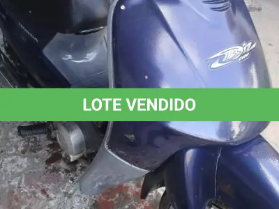 LOTE 001 - Motoneta HONDA/C100 BIZ ES, ano/modelo 2004/2004, placa ILX4270, RENAVAM 831656069, na cor azul.