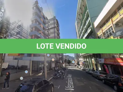LOTE 001 - Apartamento 201, localizado no 1º andar do Edifício Notre Dame, à rua Venâncio Aires, n°2.008 em Santa Maria/RS, com área privativa de 132,21m², área total de 197,39m² e fração ideal equivalente a 0,04615 no terreno e coisas de uso comum. Matriculado sob n° 92.514 do CRI de Santa Maria/RS. E, o Box 24, localizado no subsolo do Edifício Notre Dame, com área privativa de 12,37m², área total de 15,41m² e fração equivalente a 0,00216 no terreno e coisas de uso comum. Matriculado sob n° 92.511 do CRI de Santa Maria/RS.