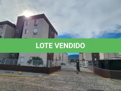 LOTE 001 - Apartamento 505, localizado no quarto andar ou quinto pavimento do bloco B do Residencial Araçá, situado à Rua Pedro Américo nº 06, Bairro Camobi em Santa Maria/RS, com a área privativa de 47,4296m², uma área total de 53,8992m² e fração ideal equivalente a 0,00834 no terreno e coisas de uso comum. Matriculado sob nº 116.231 do CRI de Santa Maria/RS.