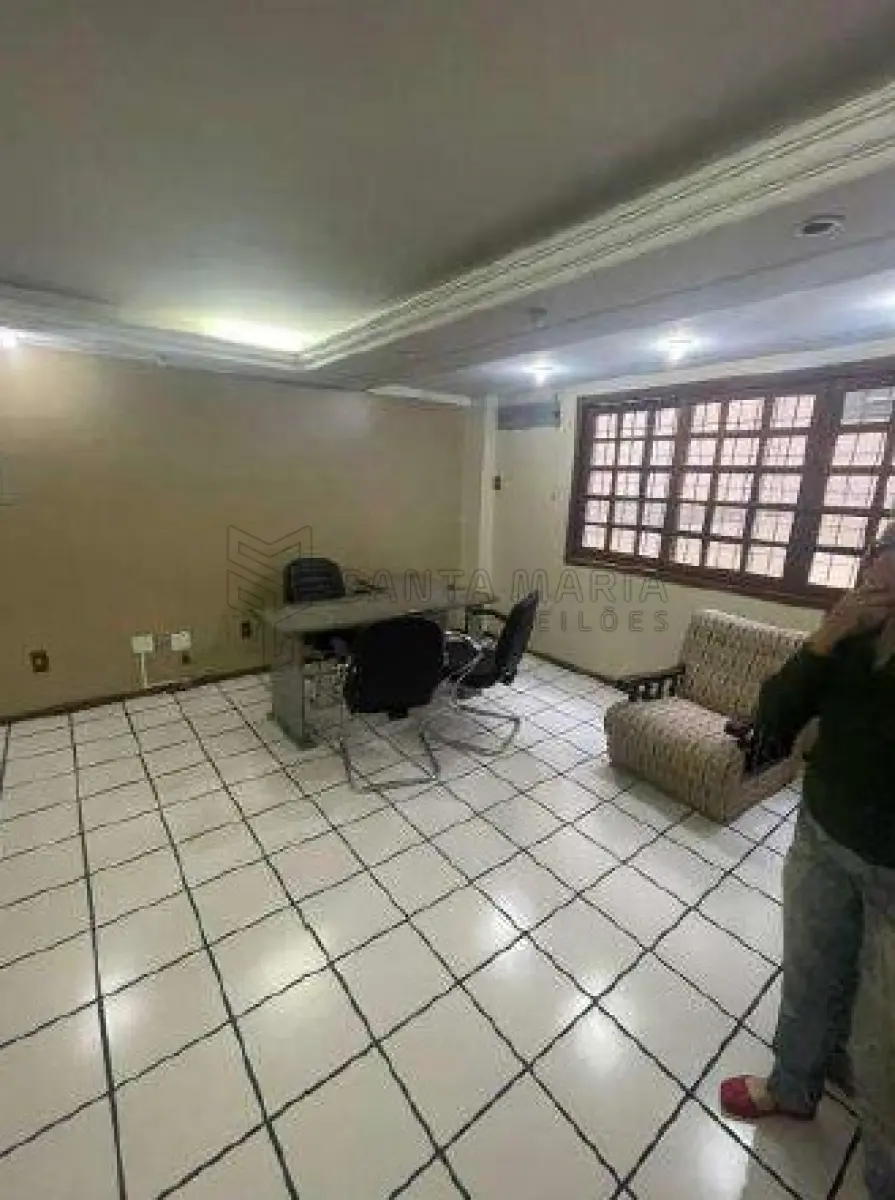 LOTE 002 - Sala Comercial nº 01, no Edifício Tívoli em Santa Maria/RS, com uma área privativa de 138,040 m² e o Box Garagem nº 08, localizado no segundo subsolo ou primeiro pavimento do Edifício Tívoli, ambos situados  à Rua Floriano Peixoto, nº 611 em Santa Maria/RS. Matriculados sob nº 85.105 e 85.098 do CRI de Santa Maria/RS.