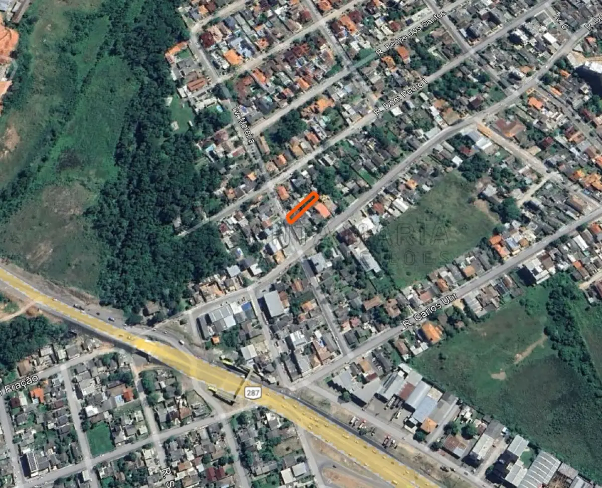 LOTE 001 - Um terreno com a área de 329,00m² localizado na Travessa Moreira, n°308 na cidade de Santa Maria/RS e a respectiva casa de madeira com 65m², em regular estado de conservação. Terreno este com as seguintes dimensões e confrontações; pela frente ao Oeste, onde mede 9m, com a rua ‘’B’’; aos fundos, Leste, onde mede 5m, com parte do lote nº9; por um lado, ao Norte, onde mede 46m, com o lote nº13; e, pelo lado Sul, onde mede 47m, com terrenos da Vila Urlandia. Matriculado sob n°4.297 do CRI de Santa Maria/RS.