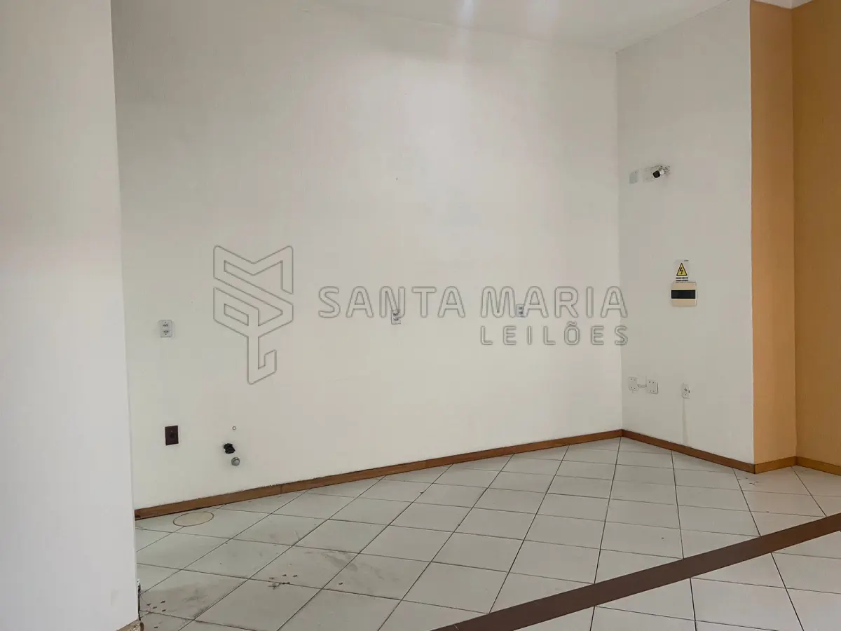 LOTE 001 - Loja n. 113, localizada no térreo ou primeiro pavimento do Edifício Center Palace, sito à Rua Dr. Bozano, nº 1.017, esquina com a Rua Serafim Valandro, em Santa Maria/RS, loja essa com uma área privativa de 27,1000m², uma área total de 38,5329m² e fração ideal equivalente a 0,004276 no terreno e coisas de uso comum. Matriculado sob n°116.627 do CRI de Santa Maria/RS.