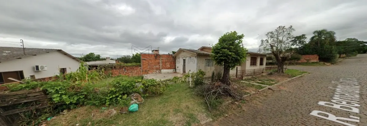 LOTE 001 - Uma casa de alvenaria com 120,25m² de área construída e o seu respectivo terreno com a área de 300m² na rua Neri Gomes Peixoto, nº 776 em Santiago/RS. Terreno esse, localizado no quarteirão formado pelas ruas Neri Gomes Peixoto, Bernardino Garcia, Flores da Cunha e Felipe Lopes, esquina com a rua Bernardino Garcia, medindo 10m por 30m de frente a fundos, limitando-se pela frente com a rua Neri Gomes Peixoto; por um lado, com a rua Bernardino Garcia; pelo outro lado, com Roque Fonseca Martins e pelos fundos, com Roque Fonseca Martins. Matriculado sob n°11.840 do CRI de Santiago/RS.