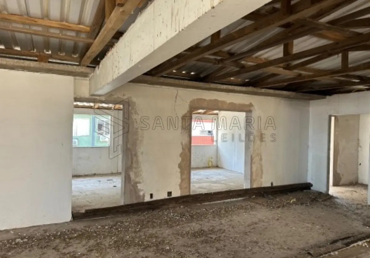 LOTE 001 - Sala comercial nº 701, localizada no sétimo andar do ‘’Edifício Ouro Preto’’, situado na zona urbana da cidade de Santa Maria/RS, á Rua Alberto Pasqualini, esquina da Rua Floriano Peixoto, sob nº25, sala essa de frente e de centro de quem olha o prédio pela rua Alberto Pasqualini, possuindo a área real privativa de 214,68m², área real total de 262,65m², correspondendo-lhe uma fração ideal de 0,0807 no terreno e nas coisas de uso comum. Matriculado sob nº 55.373 do CRI de Santa Maria/RS.  Conforme laudo de avaliação, o bem encontra-se sem aberturas externas e internas, telhado sem forro, sem instalação elétrica, pisos e paredes inacabados. Possui a diferença de R$47.284,57, a serem pagos após ao condominio, divida essa negociável e com possibilidade de parcelamento.